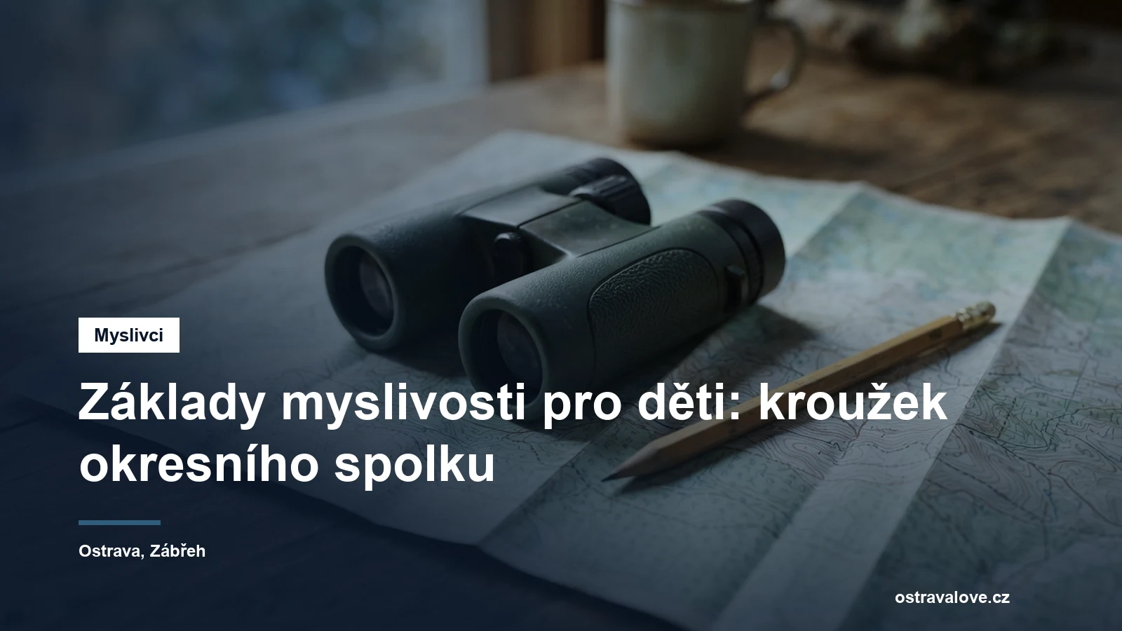 Dalekohled a pero na mapě lesa
