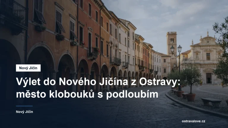 Historické náměstí s podloubím a barevnými domy
