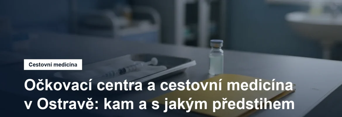 Ampule vakcíny a mezinárodní očkovací průkaz na stole