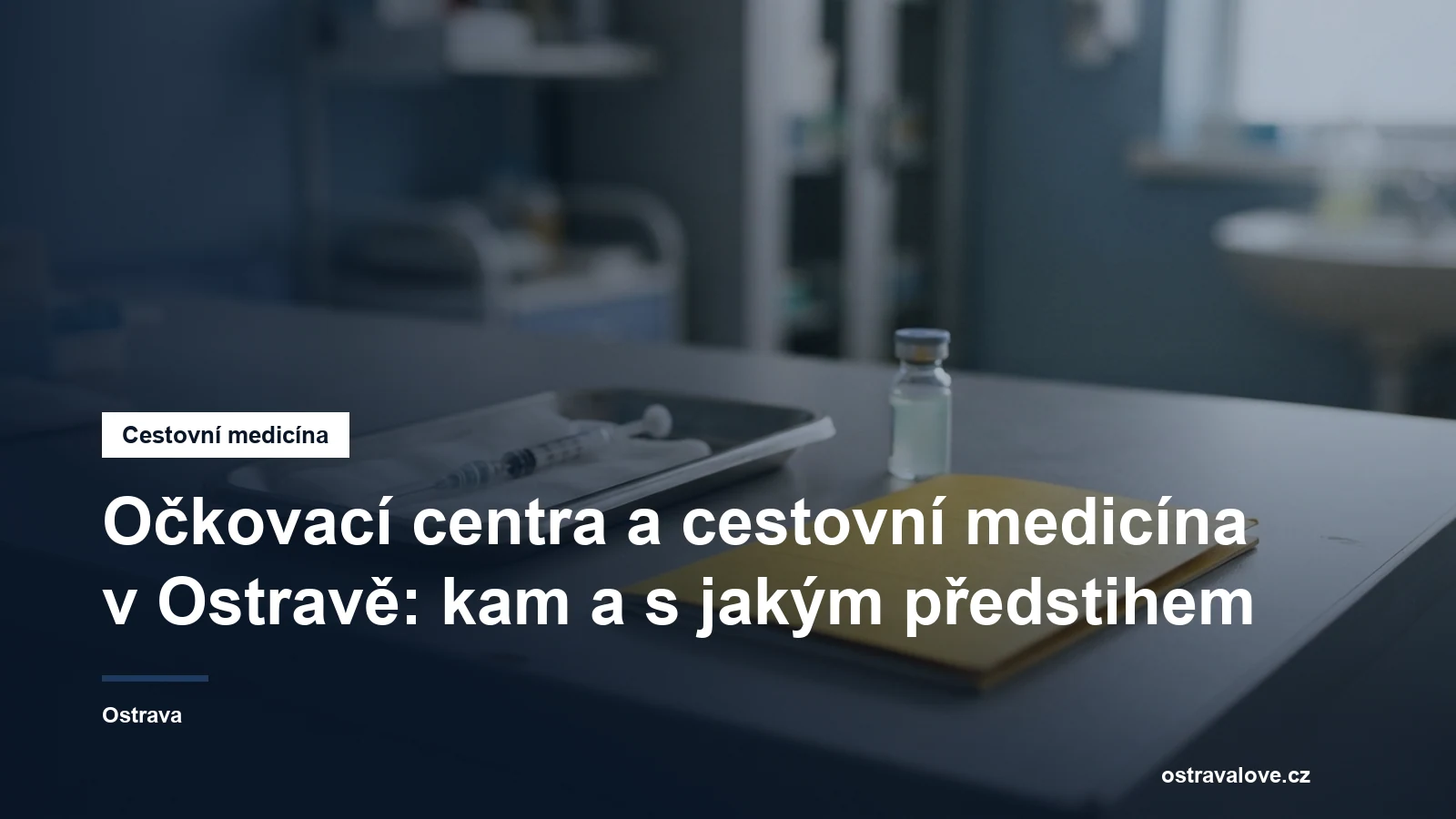 Ampule vakcíny a mezinárodní očkovací průkaz na stole