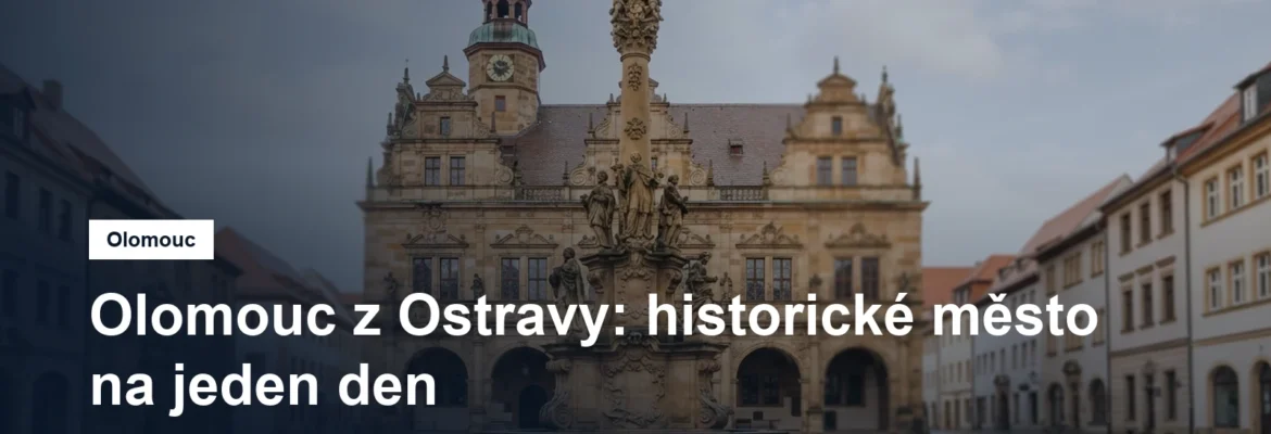 Barokní sloup na historickém náměstí s radnicí