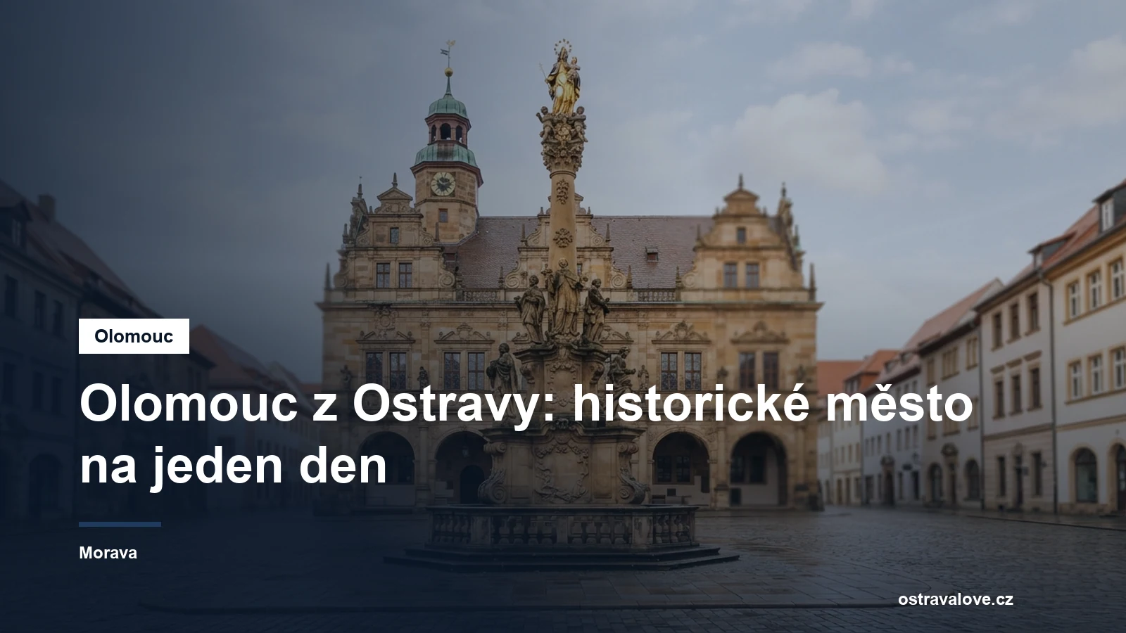 Barokní sloup na historickém náměstí s radnicí