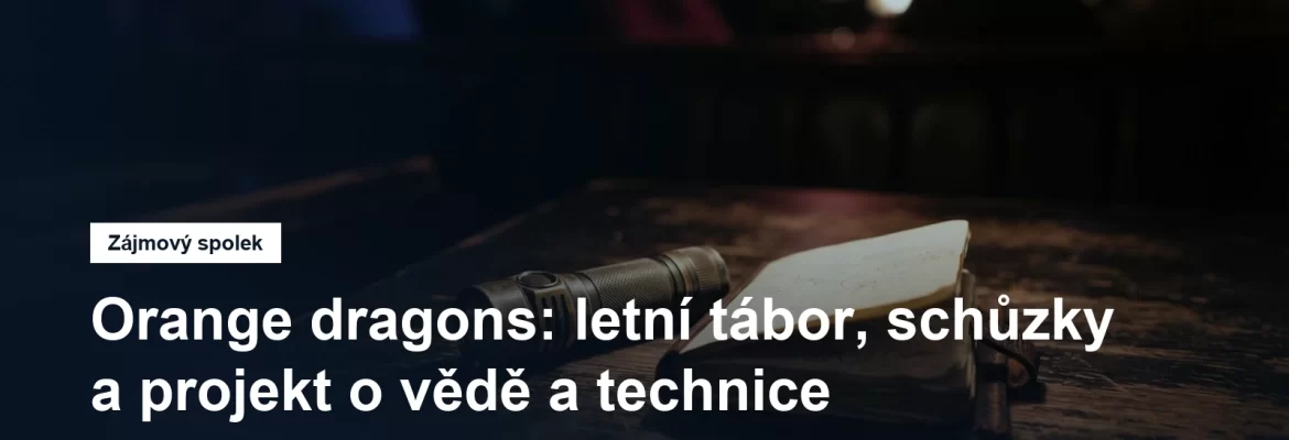 Baterka a zápisník na stole v klubovně