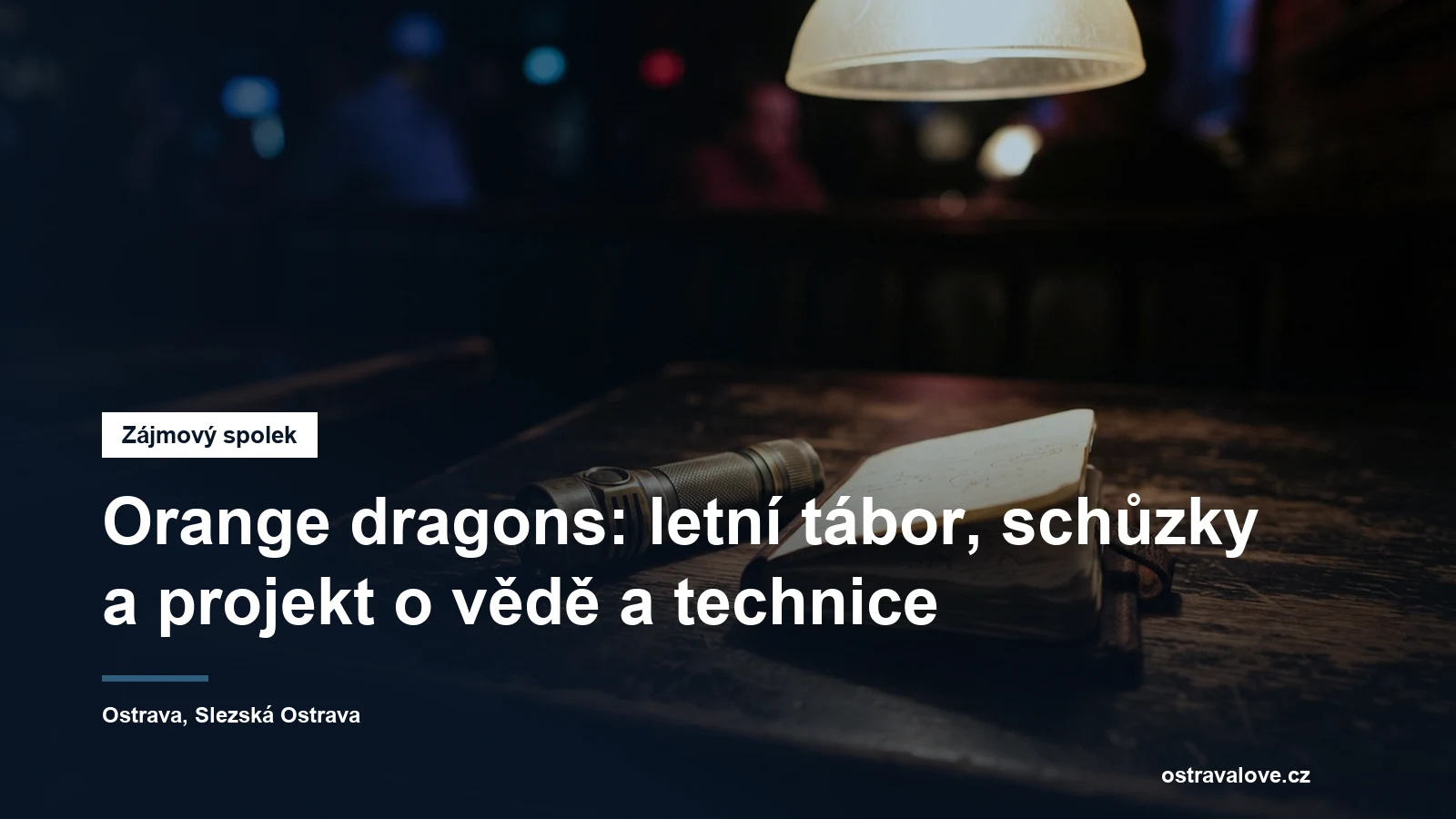 Baterka a zápisník na stole v klubovně