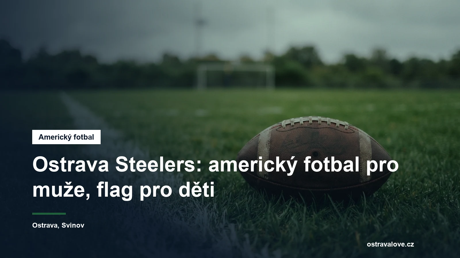 Míč na americký fotbal ležící na trávě u postranní čáry