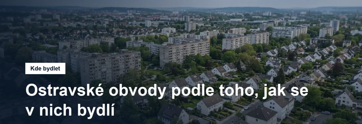 Panorama města s panelovými domy a zelení