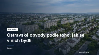 Panorama města s panelovými domy a zelení