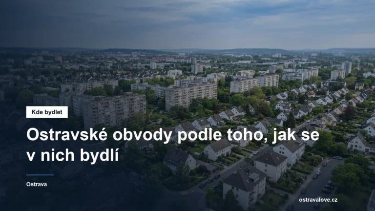 Panorama města s panelovými domy a zelení