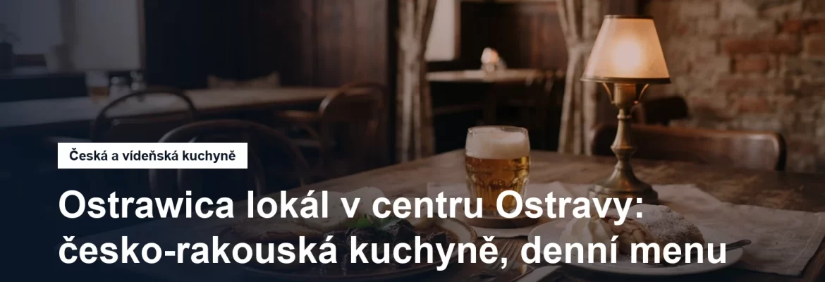 Vídeňský guláš s bramborovými plackami a houskovým knedlíkem na stole v restauraci v centru Ostravy