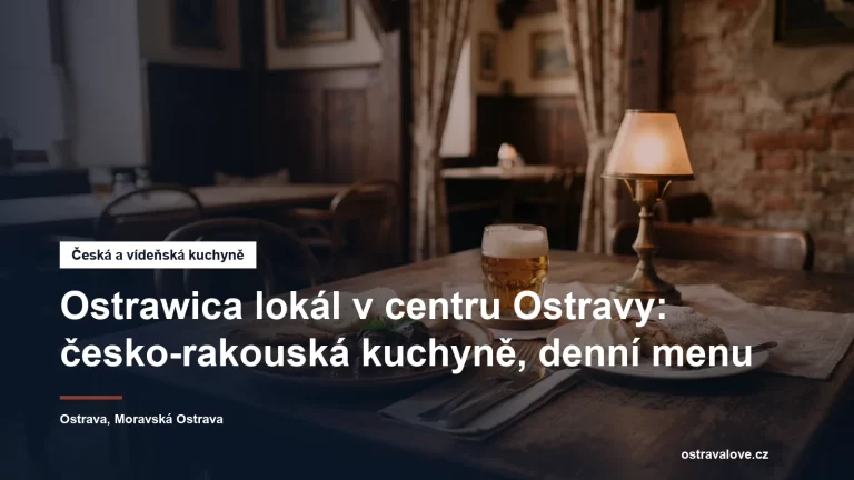 Vídeňský guláš s bramborovými plackami a houskovým knedlíkem na stole v restauraci v centru Ostravy