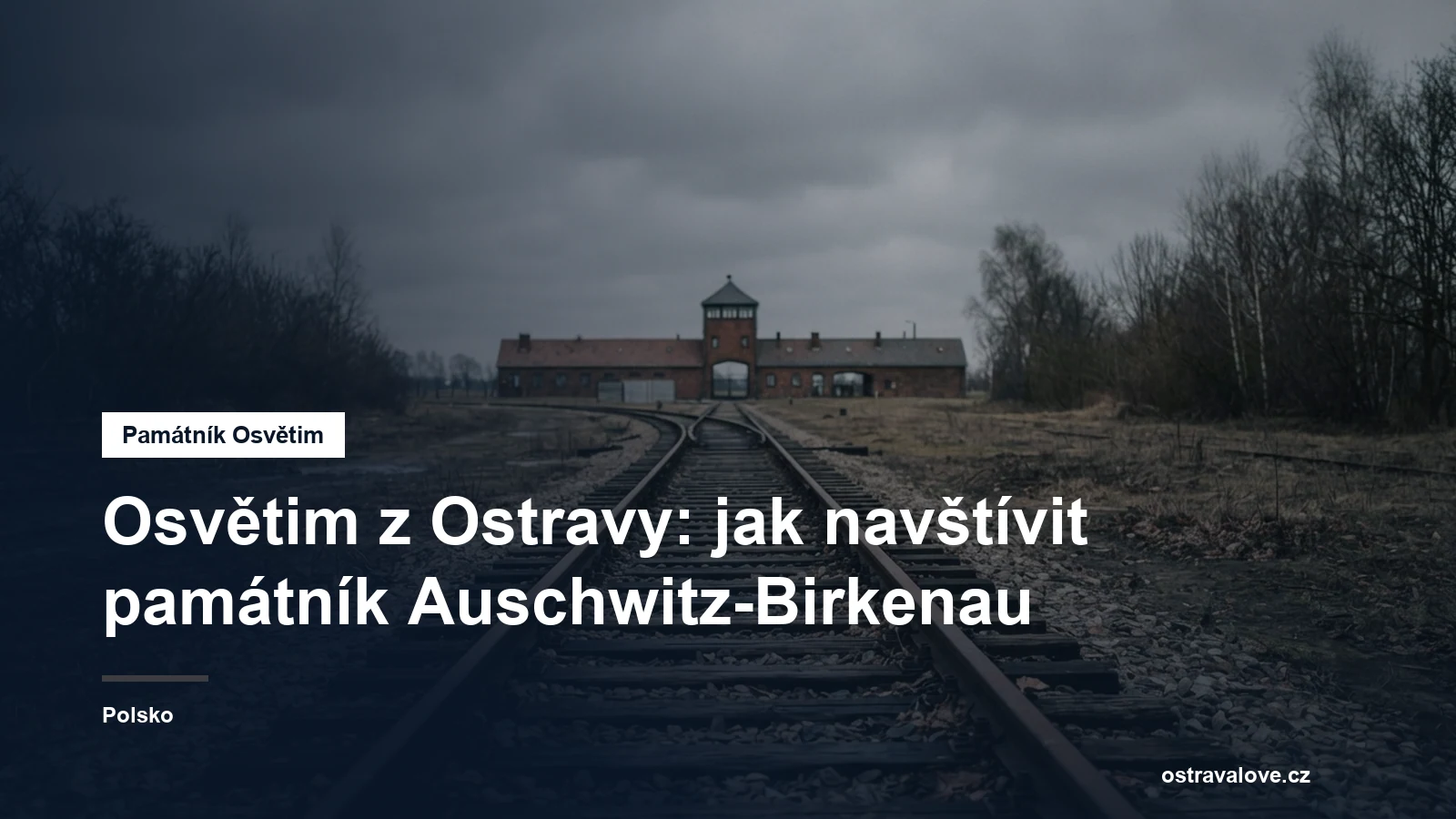 Železniční trať vedoucí k bráně bývalého tábora