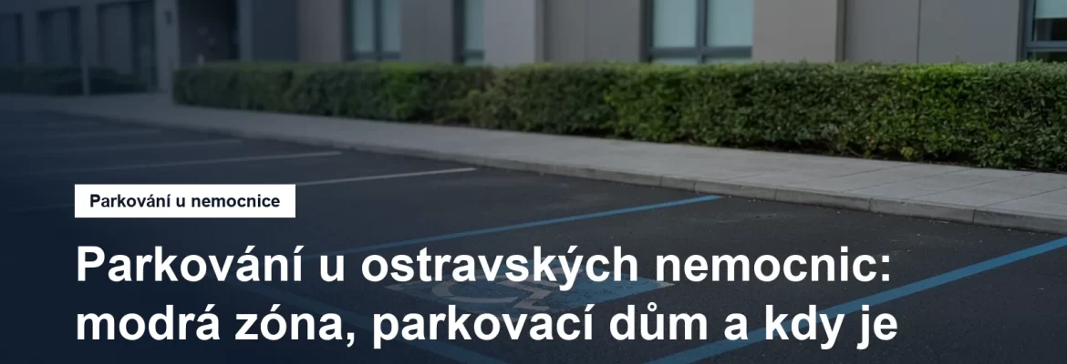 Modře orámované parkovací místo u nemocničního pavilonu