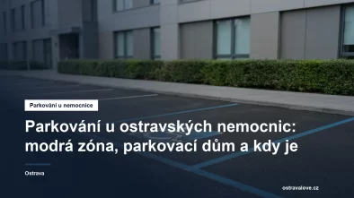 Modře orámované parkovací místo u nemocničního pavilonu