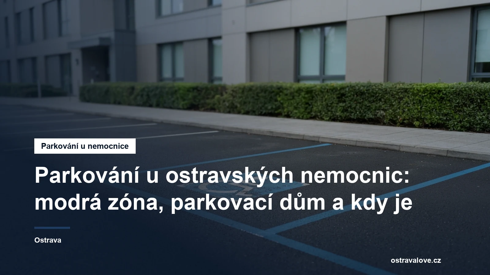 Modře orámované parkovací místo u nemocničního pavilonu