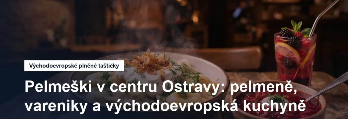 Miska plněných taštiček se zakysanou smetanou, smaženou cibulkou a koprem na stole v malé restauraci v centru Ostravy