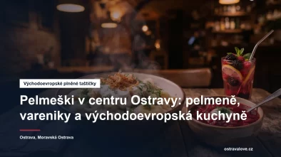 Miska plněných taštiček se zakysanou smetanou, smaženou cibulkou a koprem na stole v malé restauraci v centru Ostravy