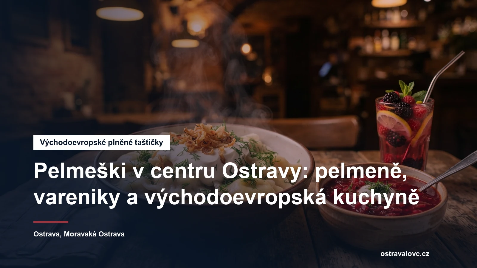 Miska plněných taštiček se zakysanou smetanou, smaženou cibulkou a koprem na stole v malé restauraci v centru Ostravy