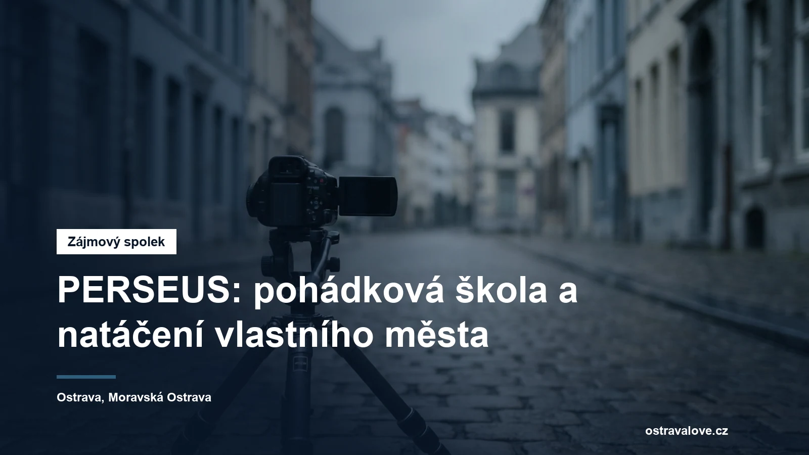 Kamera na stativu namířená do ulice