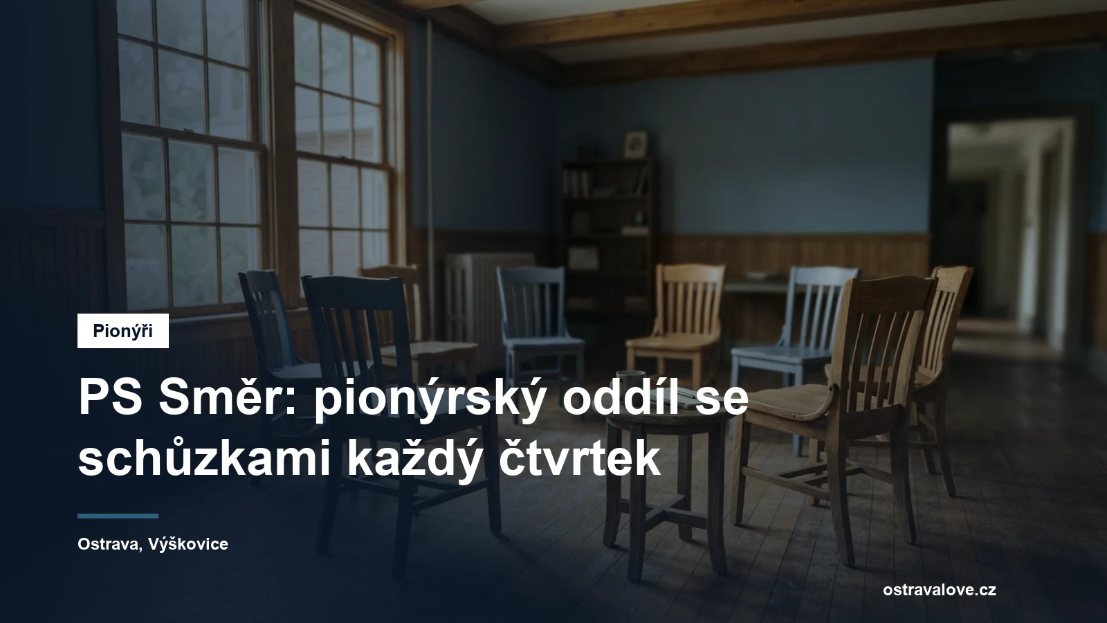 Prázdná klubovna s židlemi srovnanými do kruhu