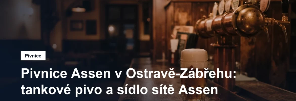 Výčep pivnice s naleštěnými pípami a půllitrem s hustou pěnou na dřevěném pultu