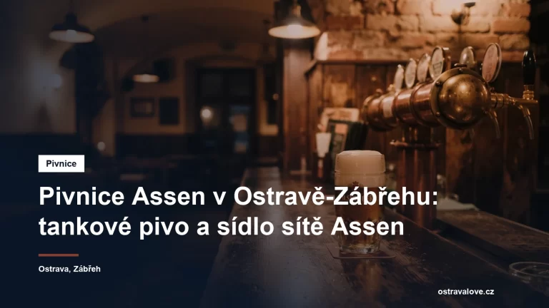 Výčep pivnice s naleštěnými pípami a půllitrem s hustou pěnou na dřevěném pultu