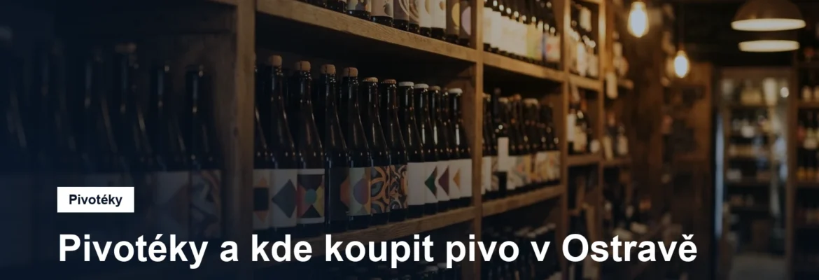Regál s lahvemi řemeslného piva v pivotéce