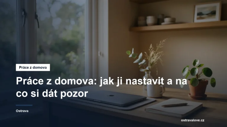 Domácí pracovní kout s notebookem u okna