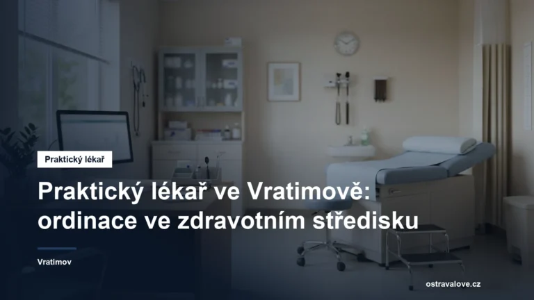Ordinace praktického lékaře se stolem a lehátkem