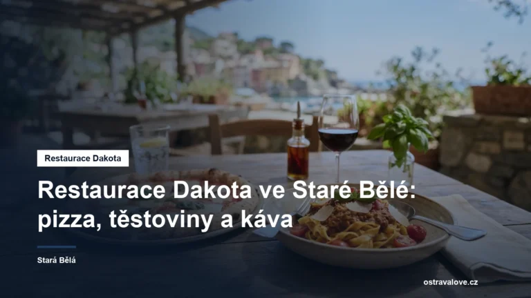 Pizza a těstoviny na stole v restauraci