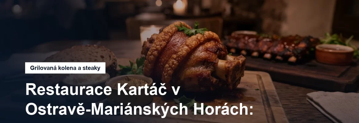 Grilované vepřové koleno s křenem, hořčicí a chlebem na dřevěném prkénku v restauraci