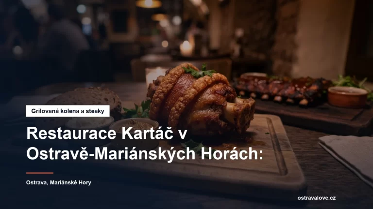 Grilované vepřové koleno s křenem, hořčicí a chlebem na dřevěném prkénku v restauraci