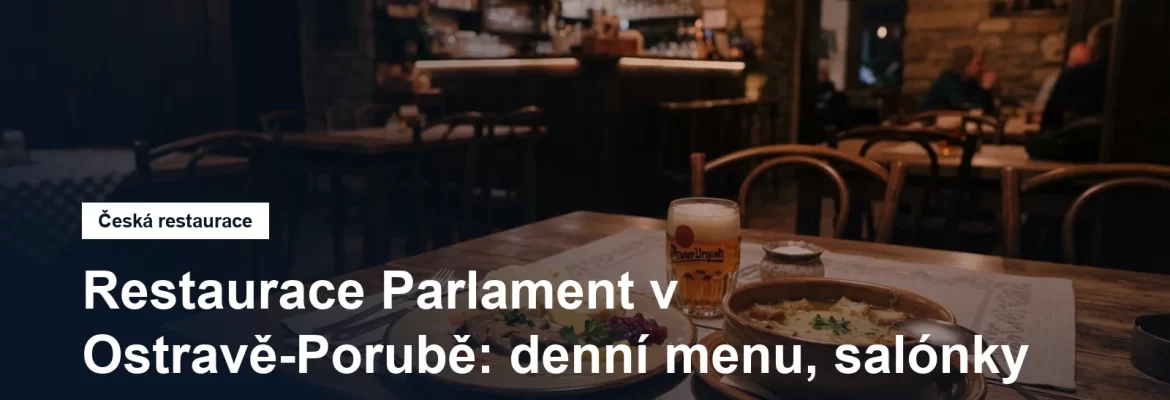Prostřený stůl v české restauraci, talíř s hotovým jídlem a nádoba s polévkou v pozadí