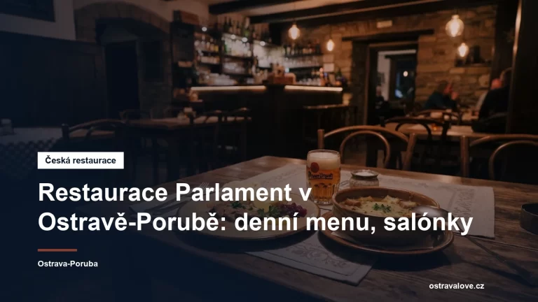 Prostřený stůl v české restauraci, talíř s hotovým jídlem a nádoba s polévkou v pozadí