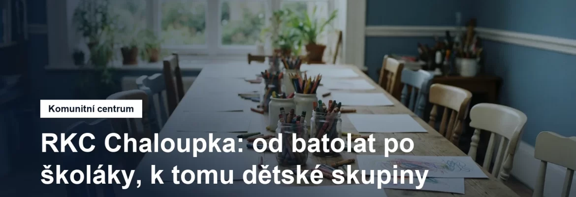 Dlouhý stůl s židlemi a výtvarnými potřebami