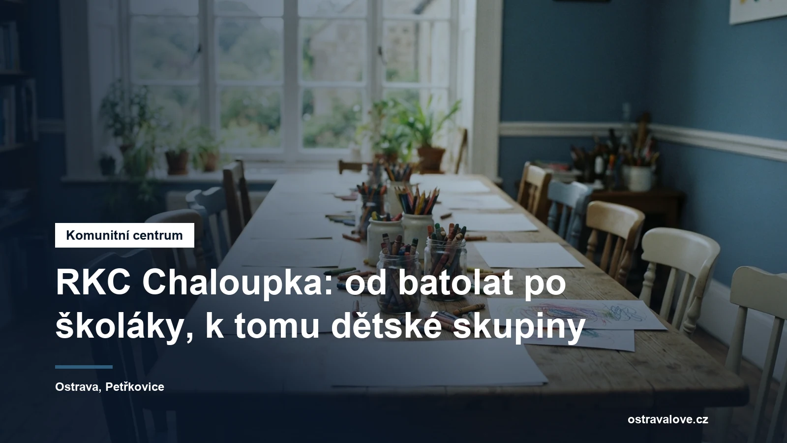 Dlouhý stůl s židlemi a výtvarnými potřebami