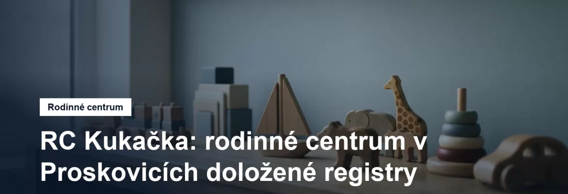 Dřevěné hračky srovnané na nízké polici
