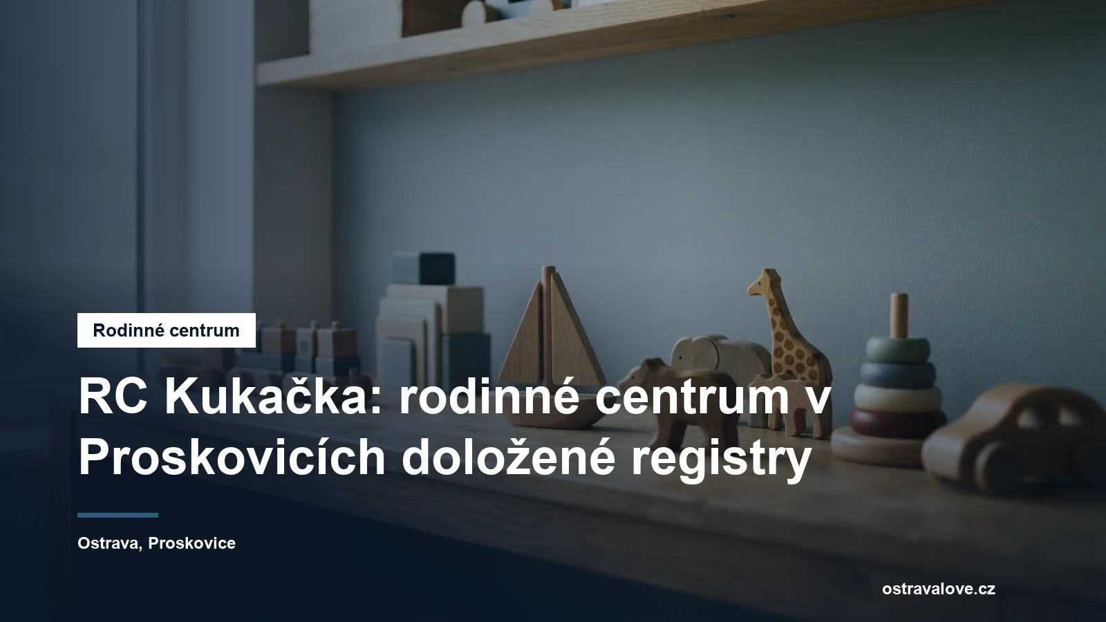 Dřevěné hračky srovnané na nízké polici