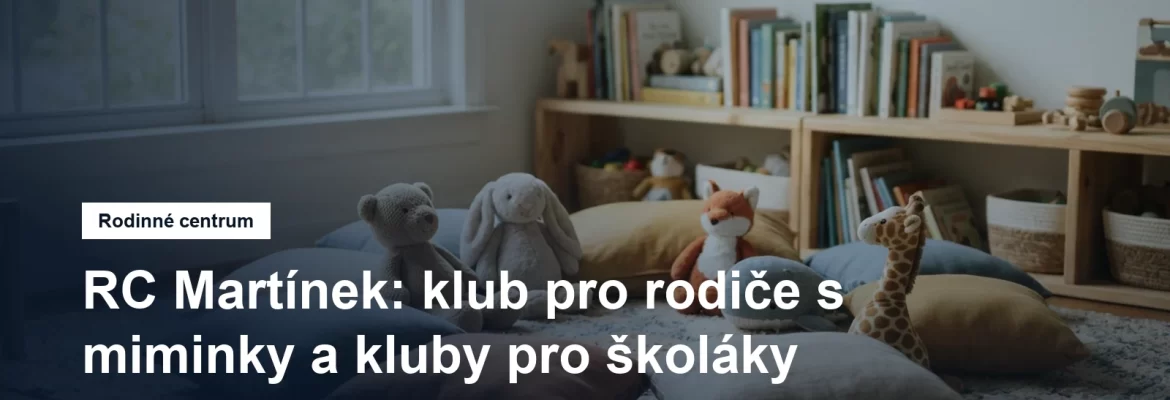 Kruh polštářů a hraček na koberci v herně