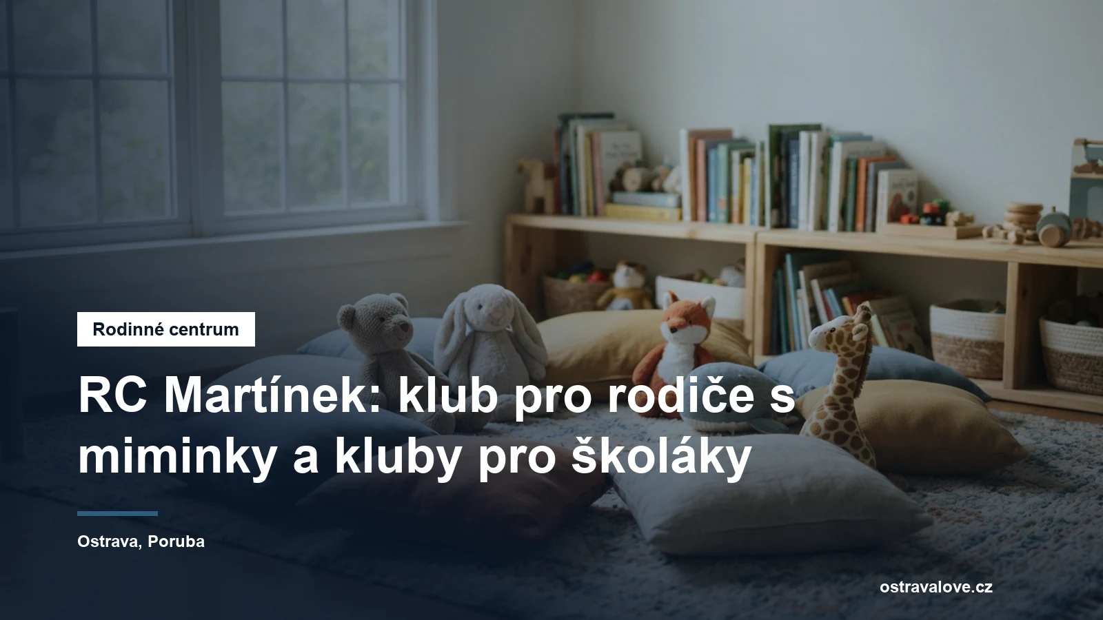 Kruh polštářů a hraček na koberci v herně