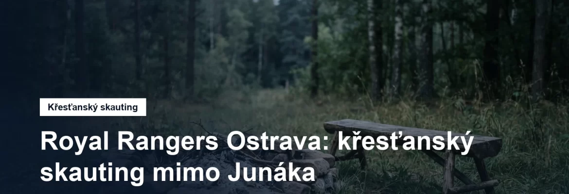Ohniště a dřevěná lavice na táborové louce