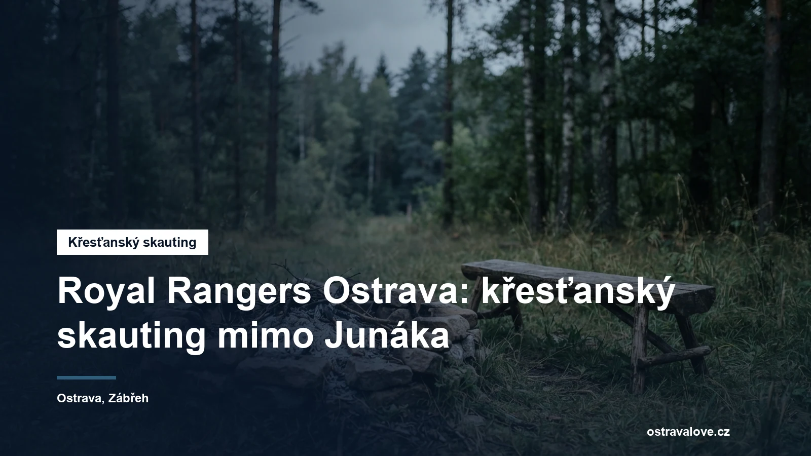 Ohniště a dřevěná lavice na táborové louce