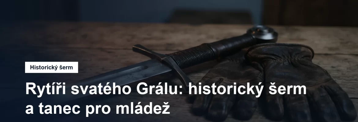 Replika meče a kožené rukavice na dřevěném stole