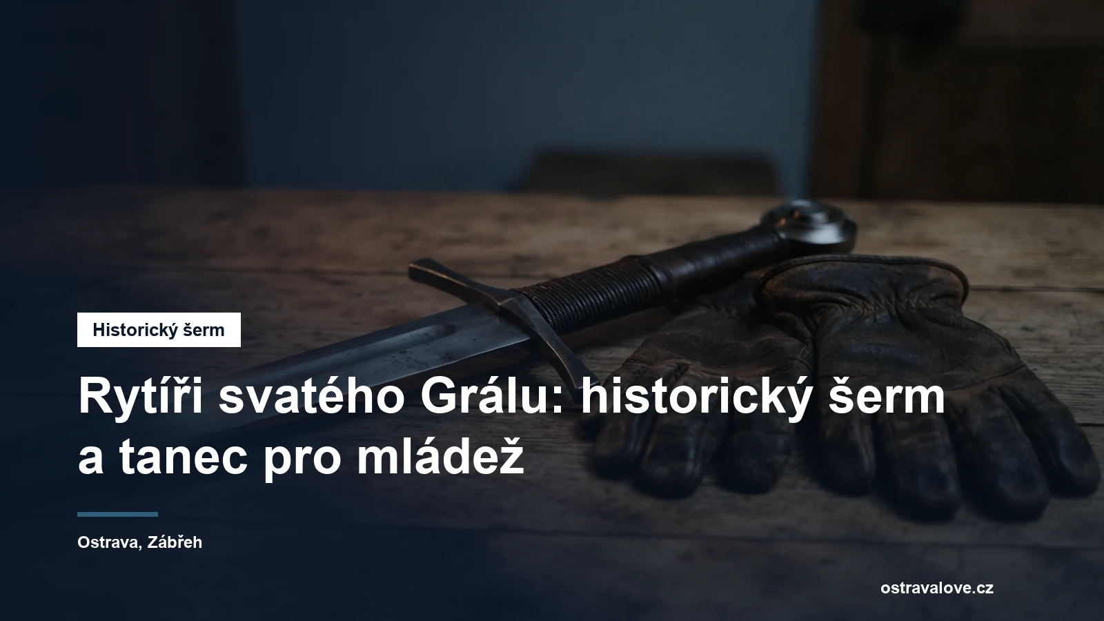 Replika meče a kožené rukavice na dřevěném stole