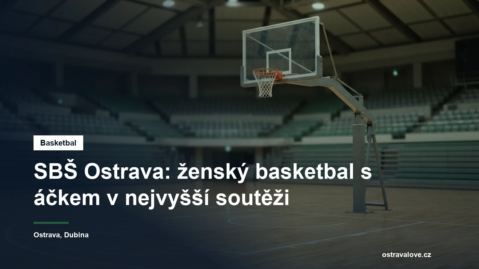 Basketbalový koš se sítí a prázdná hala za ním