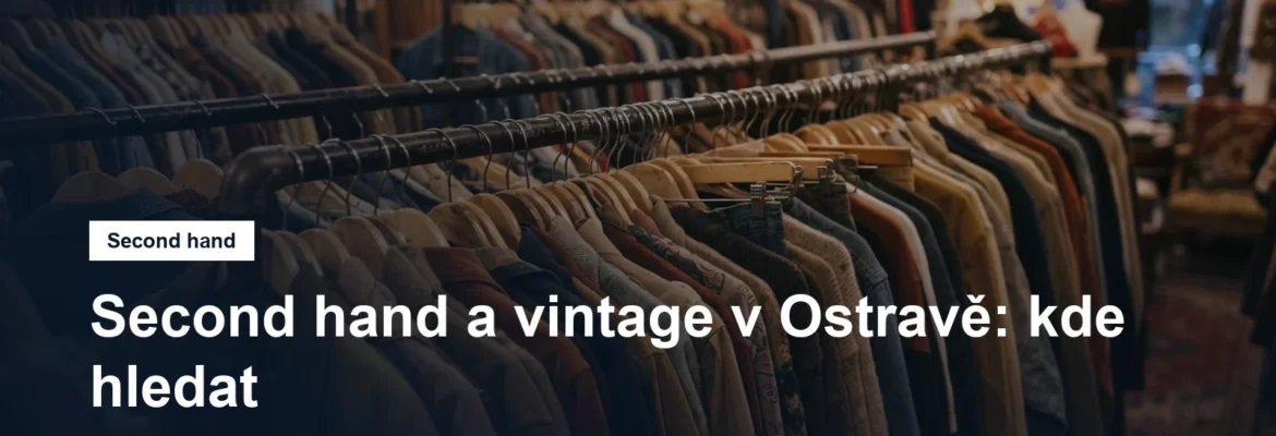 Ramínka s oblečením v second hand obchodě