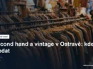Ramínka s oblečením v second hand obchodě