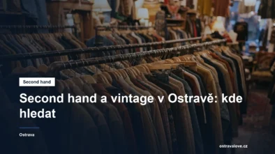 Ramínka s oblečením v second hand obchodě