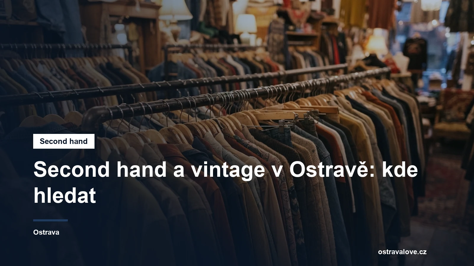 Ramínka s oblečením v second hand obchodě