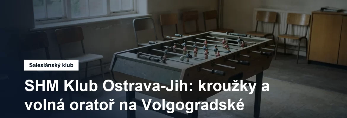 Stolní fotbal a židle v klubovně