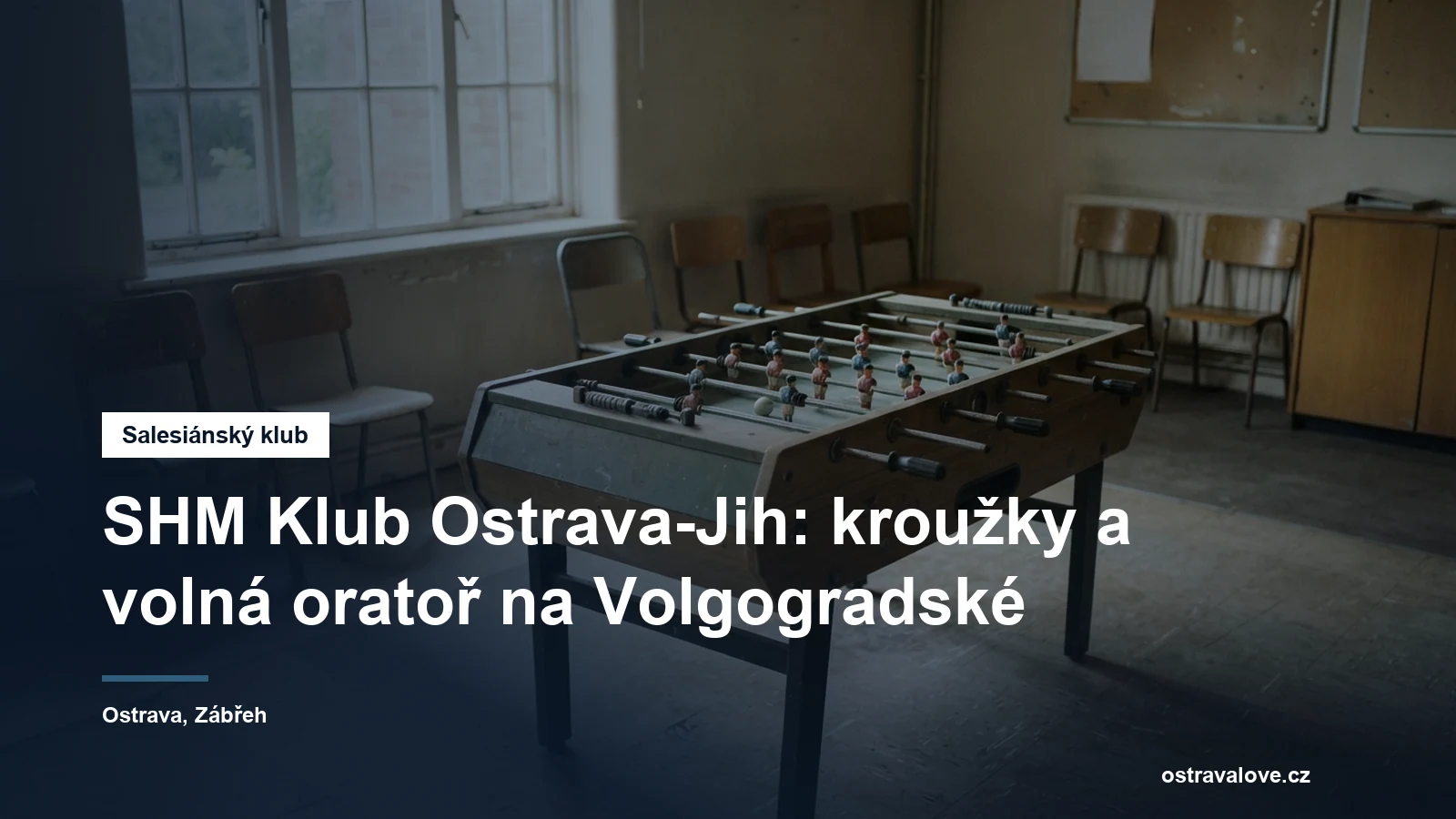 Stolní fotbal a židle v klubovně